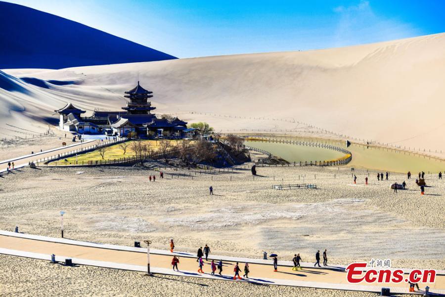 Afflux de touristes vers les « sables chantants » de la Dune de Mingsha à Dunhuang