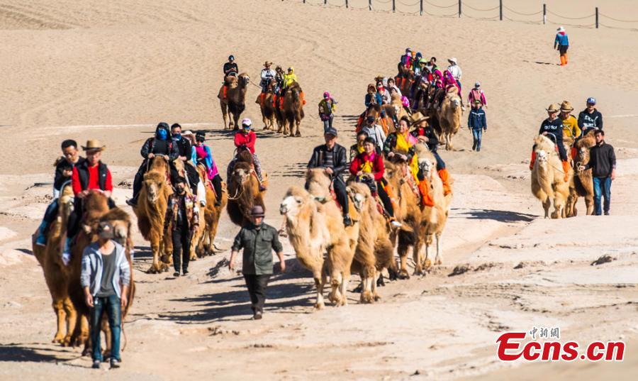 Afflux de touristes vers les « sables chantants » de la Dune de Mingsha à Dunhuang