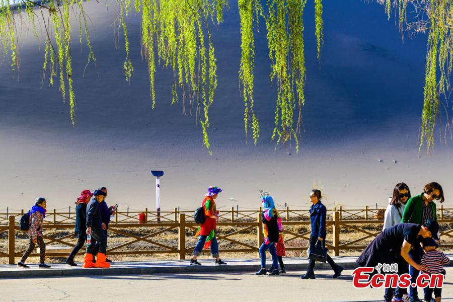 Afflux de touristes vers les « sables chantants » de la Dune de Mingsha à Dunhuang