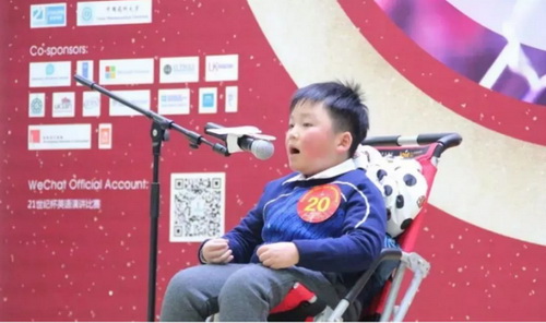 Un garçon en fauteuil roulant se prend de passion pour l'anglais