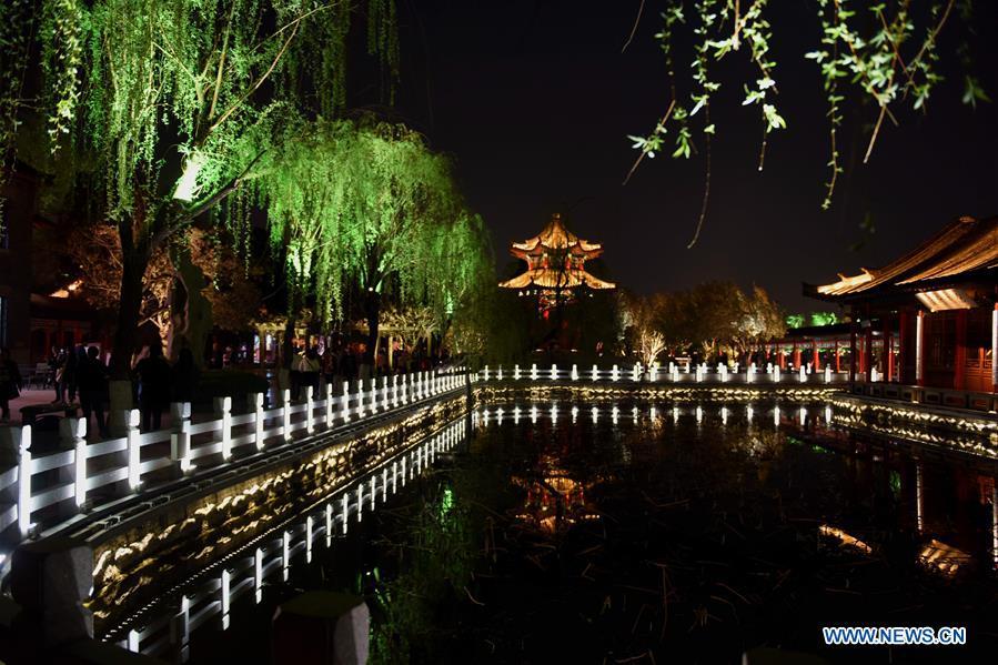 Jinan : vue nocturne du lac Daming