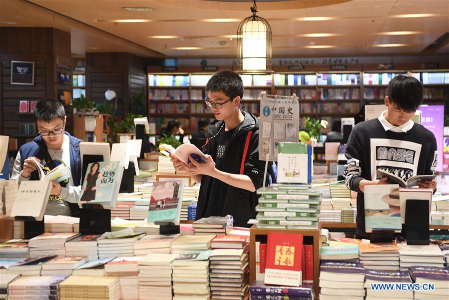Des personnes lisent dans une librairie dans le sud-ouest de la Chine