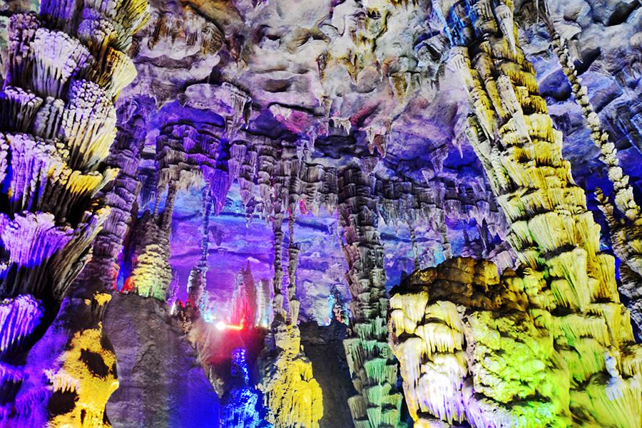 Une belle vue d'une grotte karstique dans l'est de la Chine