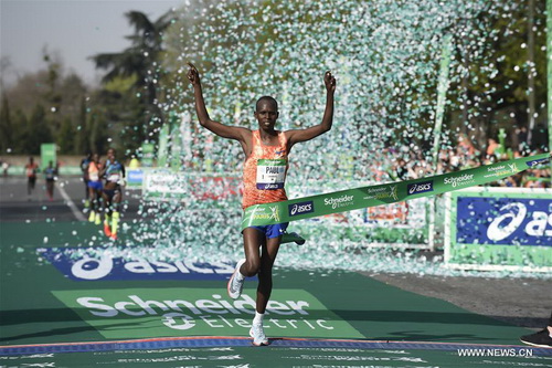 Les Kenyans Paul Lonyangata et Betsy Saina vainqueurs du 42ème marathon de Paris