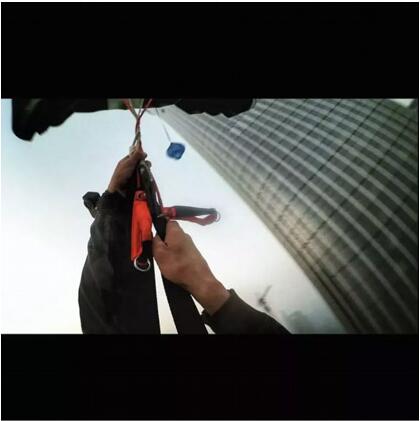 Un étranger placé en détention après avoir sauté en parachute d'un gratte-ciel de Beijing