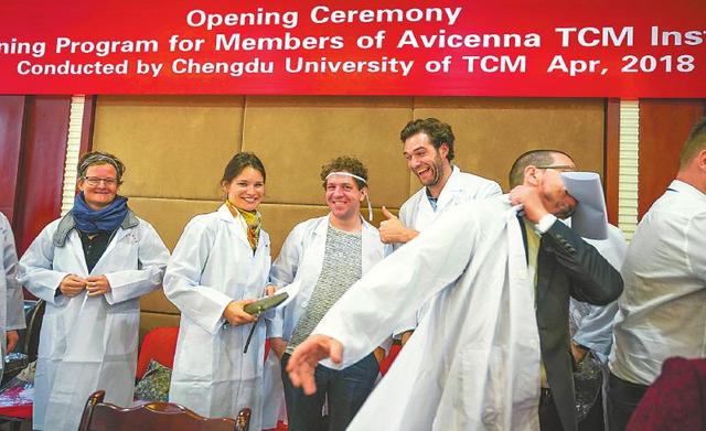 Des docteurs étrangers s'initient à la médecine chinoise et contribuent à sa diffusion
