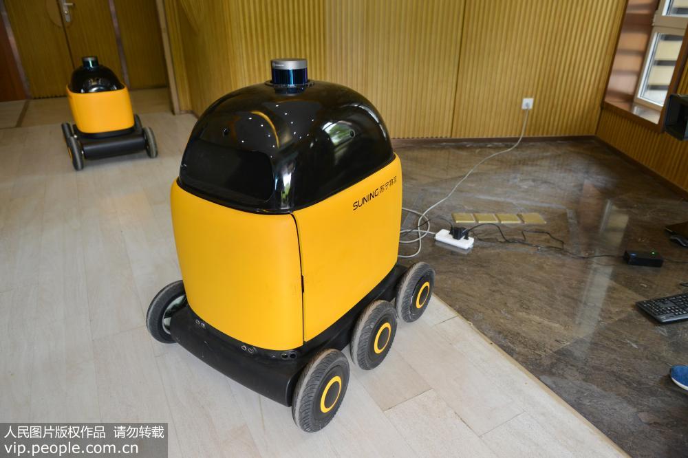 Le premier robot-livreur de Chine fait le show à Nanjing