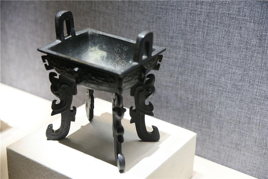 Exposition d'objets anciens en bronze recréés en jade à Beijing