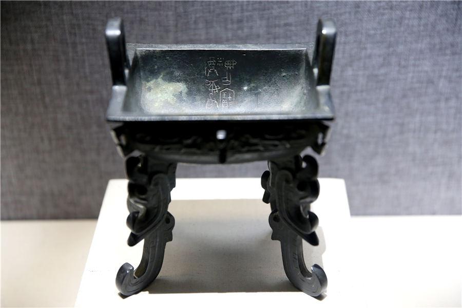 Exposition d'objets anciens en bronze recréés en jade à Beijing
