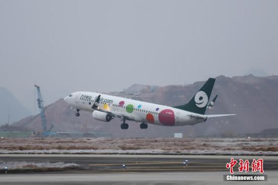 Un avion de ligne décolle d'un aéroport. (Photo / China News Service)