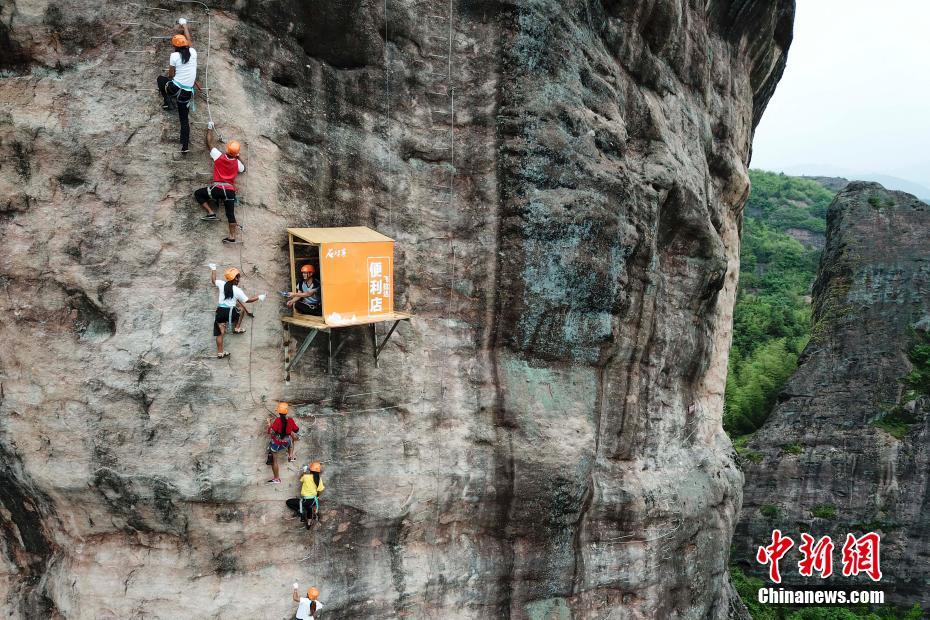 Une boutique installée à flanc de montagne ouvre ses portes pour les grimpeurs