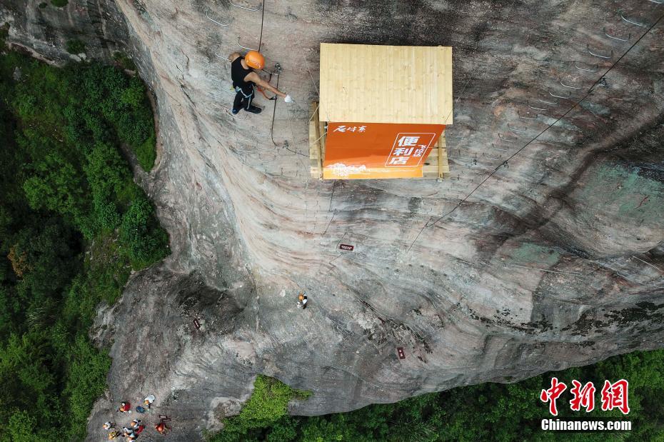 Une boutique installée à flanc de montagne ouvre ses portes pour les grimpeurs