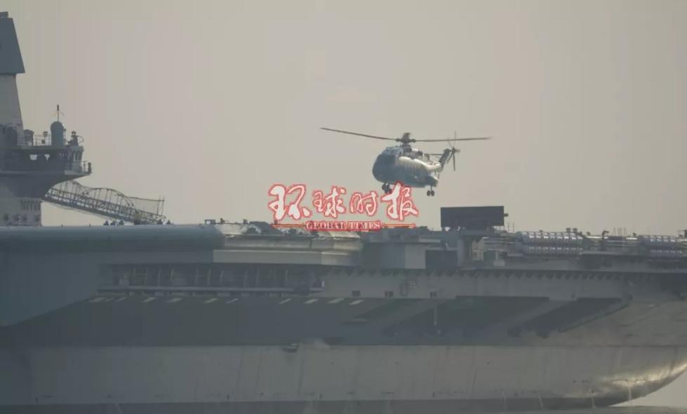 Premier décollage et atterrissage d'un hélicoptère sur le nouveau porte-avions chinois