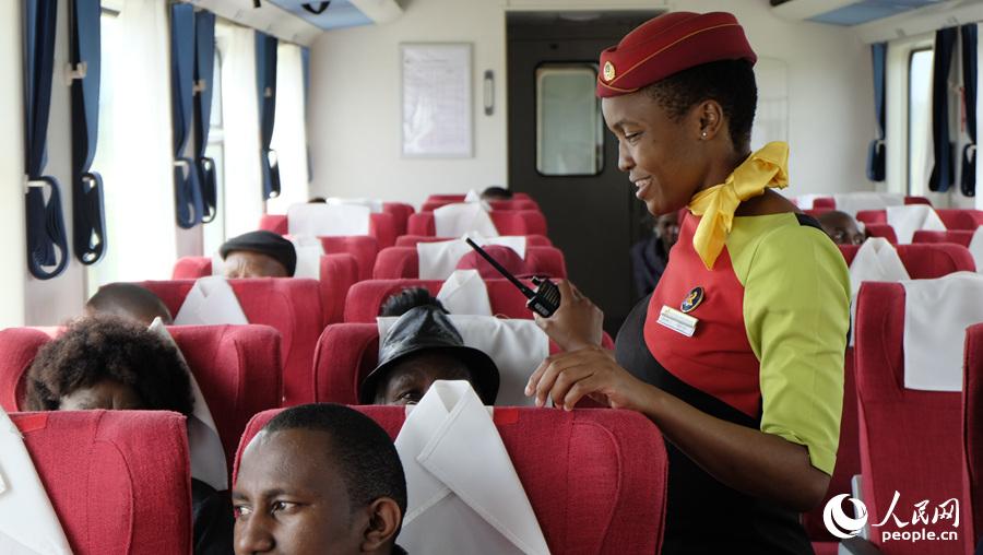 A la rencontre des hôtesses de bord du chemin de fer Mombasa-Nairobi