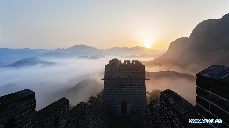 La Grande Muraille de Huangyaguan dans une mer de nuages