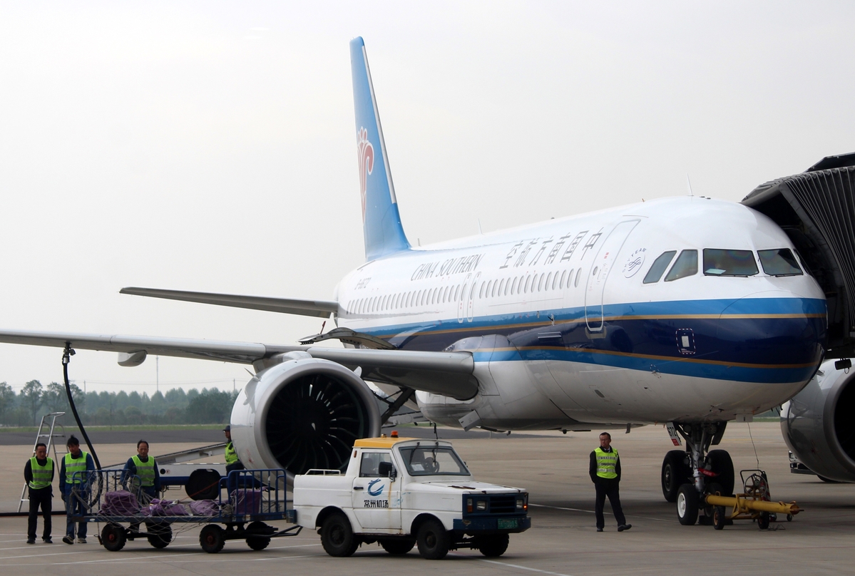 Le personnel non volant s'occupe des bagages des passagers d'un avion de la China Southern Airlines à Chanzhou, dans la province du Jiangsu. [Crédit photo : Zhen Huai pour le China Daily]