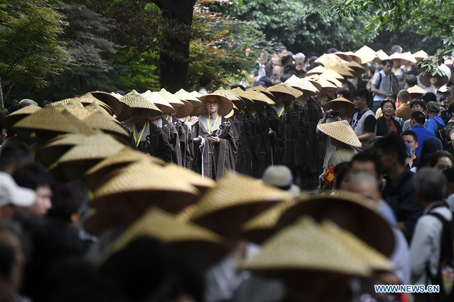 Des moines participent à la marche traditionnelle des mendiants à Hangzhou