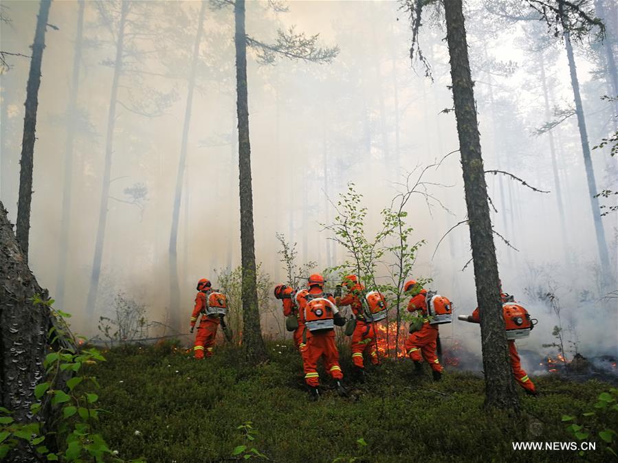 Les efforts se poursuivent pour éteindre les feux de forêt en Mongolie intérieure
