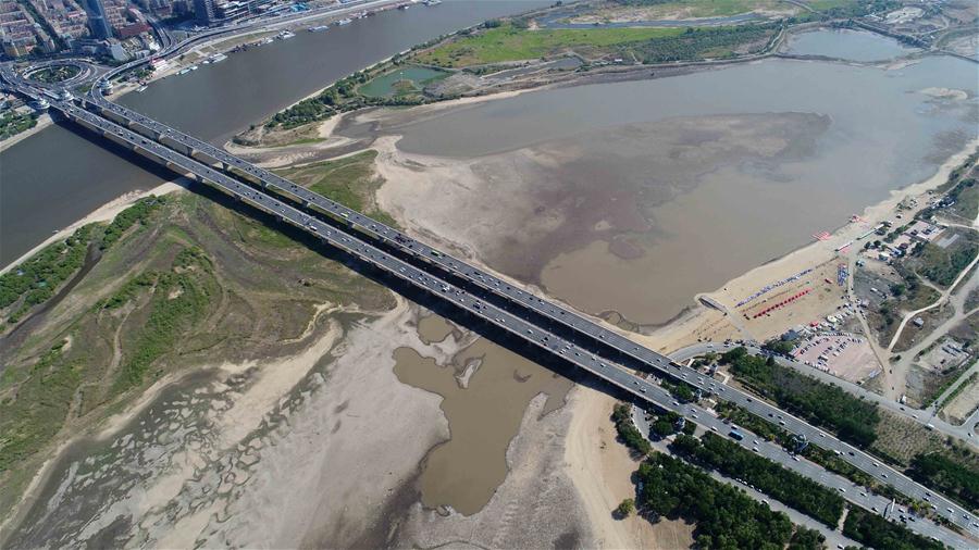 Les photos aériennes du lit asséché de la rivière Songhua à Harbin