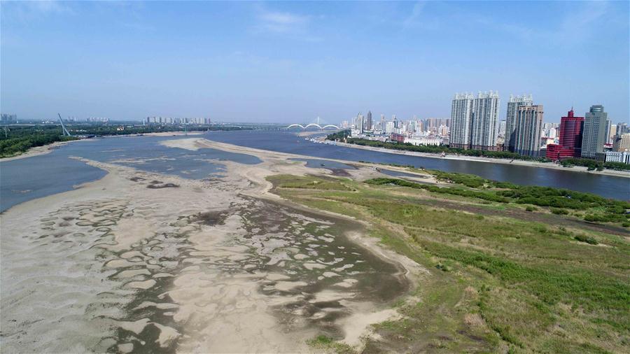 Les photos aériennes du lit asséché de la rivière Songhua à Harbin