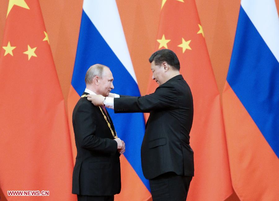 Xi Jinping remet à Vladimir Poutine la première médaille de l'amitié de la République populaire de Chine