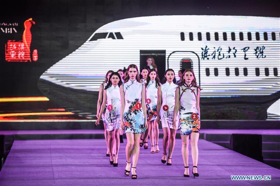 Chine : 1er Concours international de mannequins vêtus de qipao