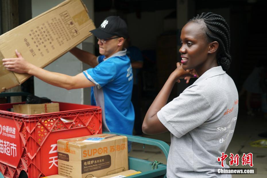 Livreuse à Hangzhou, cette africaine de 27 ans veut importer les solutions logistiques chinoises dans son pays