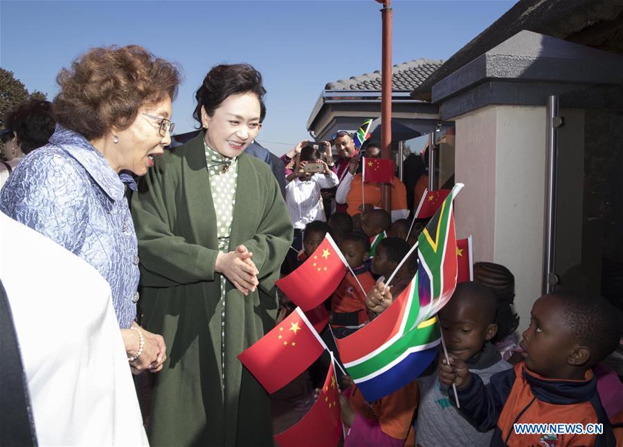 Peng Liyuan visite une école maternelle en Afrique du Sud