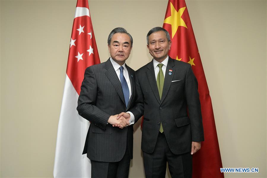 Les ministres chinois et singapourien des Affaires étrangères conviennent de soutenir le multilatéralisme et le libre-échange