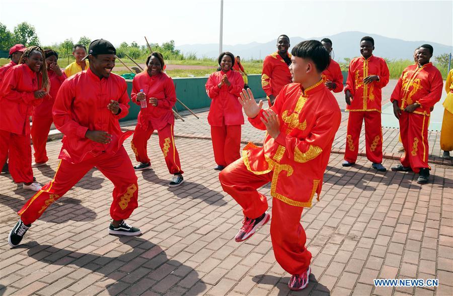 Des étudiants africains apprennent la culture chinoise à l'université de Xinyu