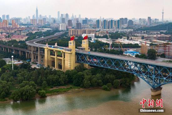 Une installation sur le grand pont de Nanjing remporte le prix de la Biennale du design de Londres