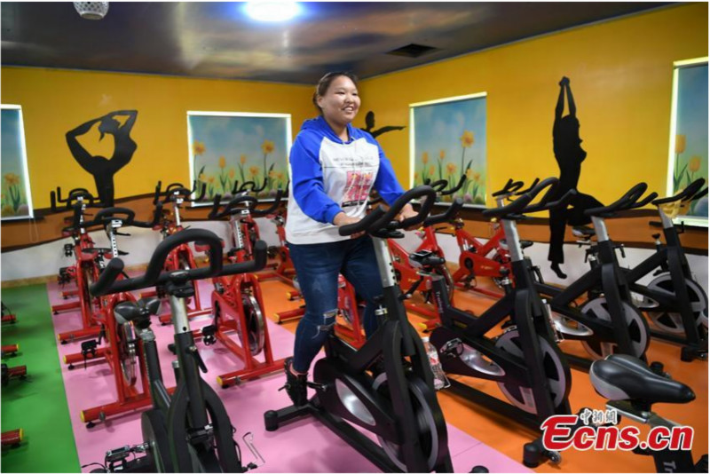 Une jeune Chinoise en surpoids retrouve confiance en elle après avoir perdu 100 kilos