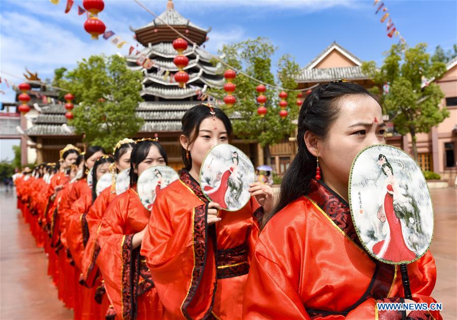 Anhui : un mariage de groupe de cinquante couples