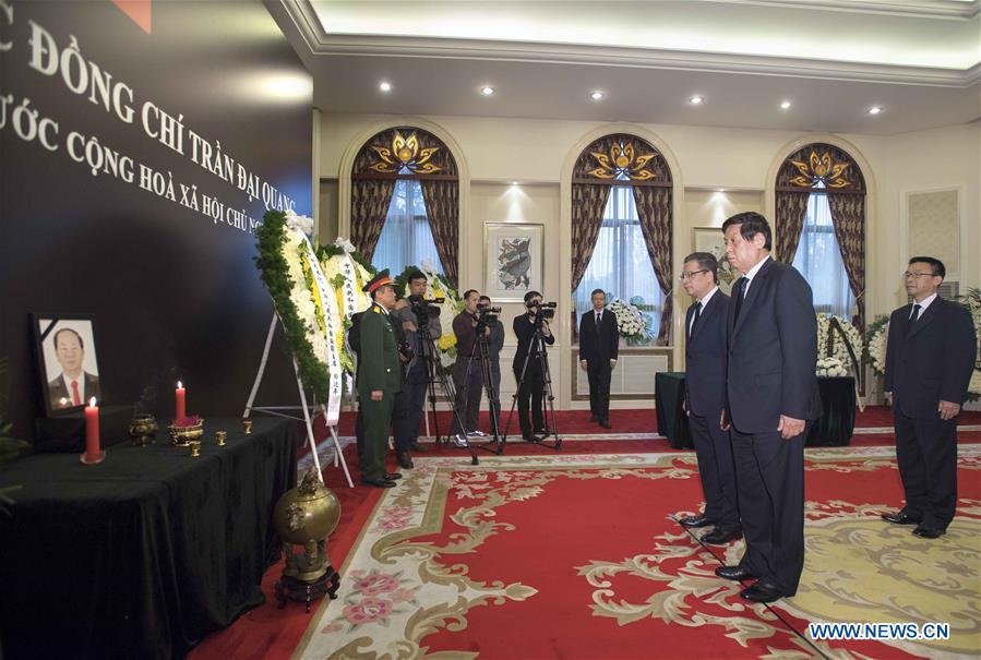 Li Zhanshu se rend à l'ambassade du Vietnam pour se recueillir après le décès du président Tran Dai Quang