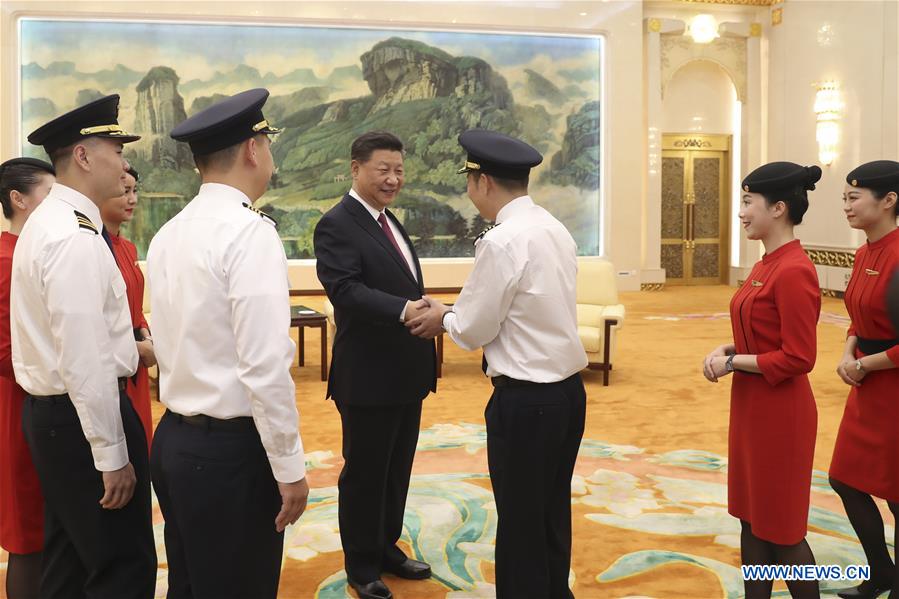 Xi Jinping appelle à apprendre de l'esprit héroïque de l'équipage d'un vol chinois