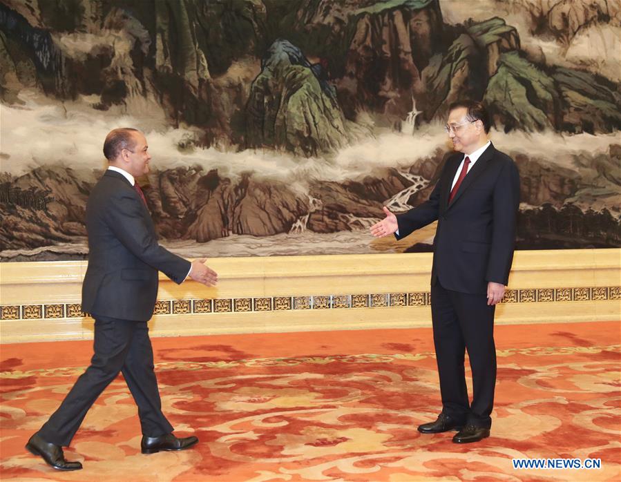 Le PM chinois rencontre de nouveaux ambassadeurs étrangers à la veille de la Fête nationale