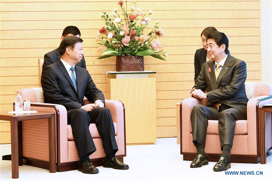 Le PM japonais discute des relations bilatérales avec un haut dignitaire chinois