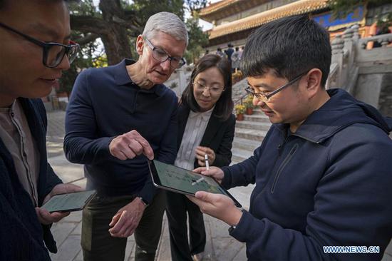 Le PDG d'Apple Tim Cook s'engage à renforcer ses investissements en Chine