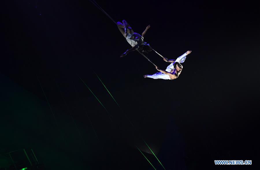 Un festival international d'art acrobatique organisé dans le centre de la Chine
