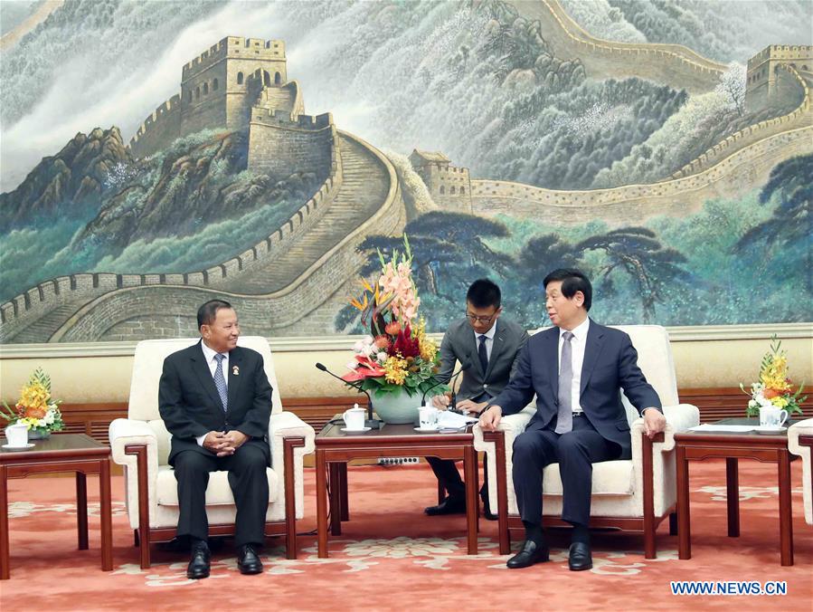 Li Zhanshu rencontre le président du sénat cambodgien