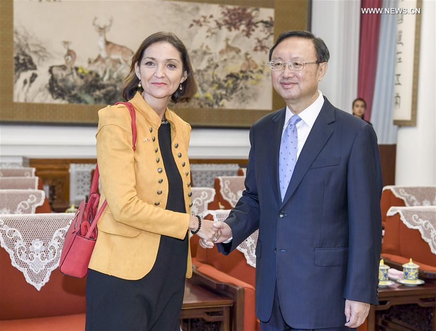Yang Jiechi rencontre la ministre espagnole de l'Industrie, du Commerce et du Tourisme