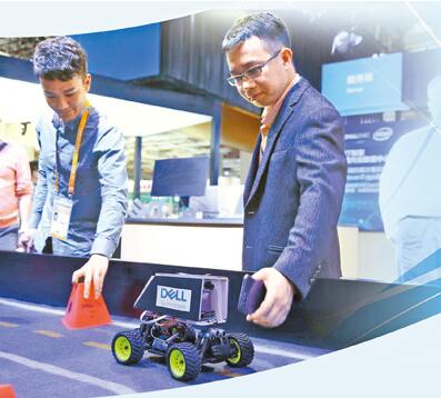 Le personnel du stand de Dell à la CIIE fait la démonstration d'une technologie sans pilote utilisant l'intelligence artificielle. (Bai Zhiyu / Le Quotidien du Peuple)