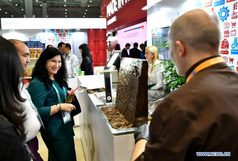 Des visiteurs se renseignent sur le chocolat russe lors de la première édition de l'Exposition internationale des importations de Chine (CIIE) qui a ouvert ses portes le 6 novembre à Shanghai (est de la Chine). (Xinhua/Li Xin)