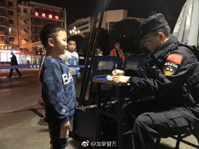 Chengdu : un jeune garçon récompensé pour son honnêteté fait un cadeau pour aider les autres