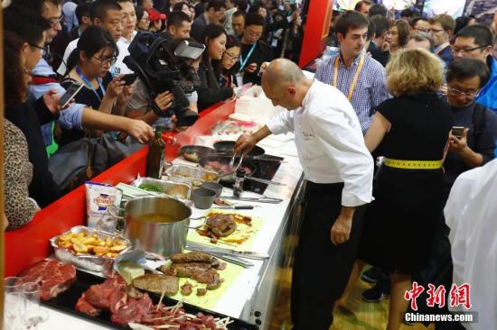 Un chef cuisine pour des visiteurs lors de la première édition de l'Exposition internationale des importations de Chine à Shanghai, le 6 novembre. (Photo/China News Service)