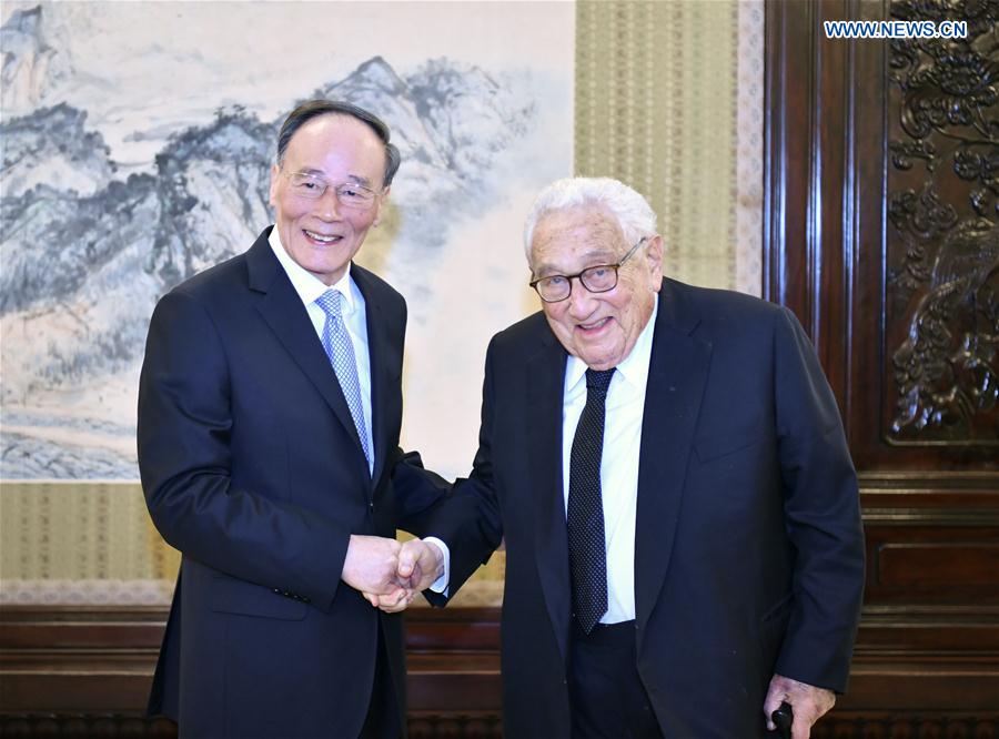 Le vice-président chinois rencontre Henry Kissinger
