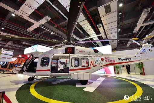 Le produit le plus cher de l'Exposition de de cette année : l'hélicoptère italien Leonardo AW189 d'une valeur de 200 millions de yuans. (Weng Qiyu / Le Quotidien du Peuple)