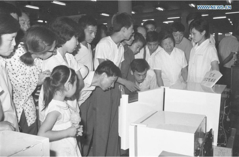Des clients choississent des réfrigérateurs importés du Japon dans le centre commercial de Xidan à Beijing à l'été 1980. (Xinhua/Lu Yanyuan)