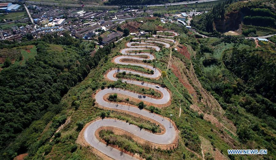 Un paysage de route de montagne sinueuse dans le Yunnan