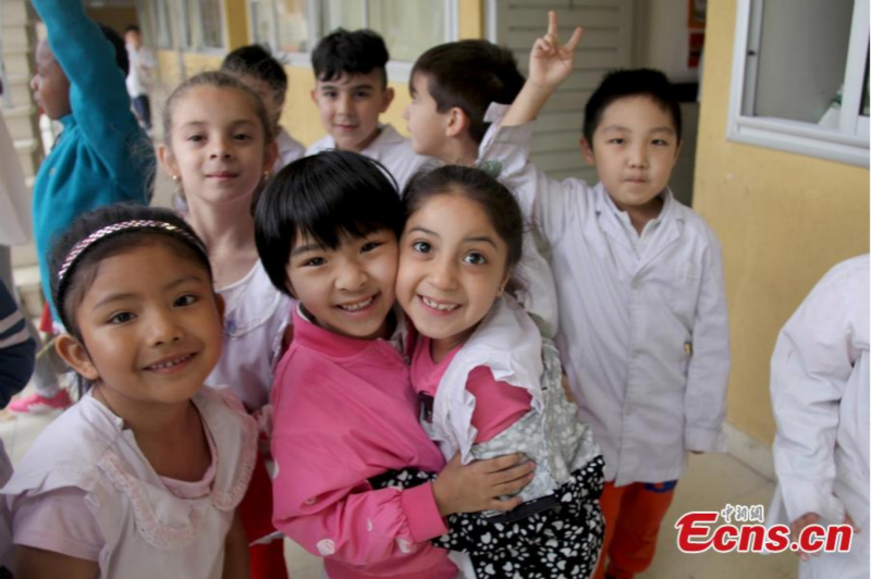 Des enfants jouent dans la seule école publique bilingue chinois-espagnol d'Argentine à Buenos Aires, capitale du pays, en novembre 2018.